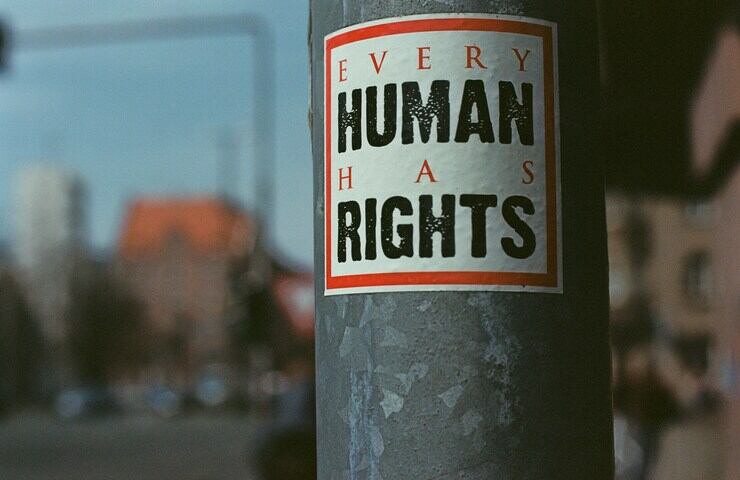 Ogni essere umano ha dei diritti adesivo