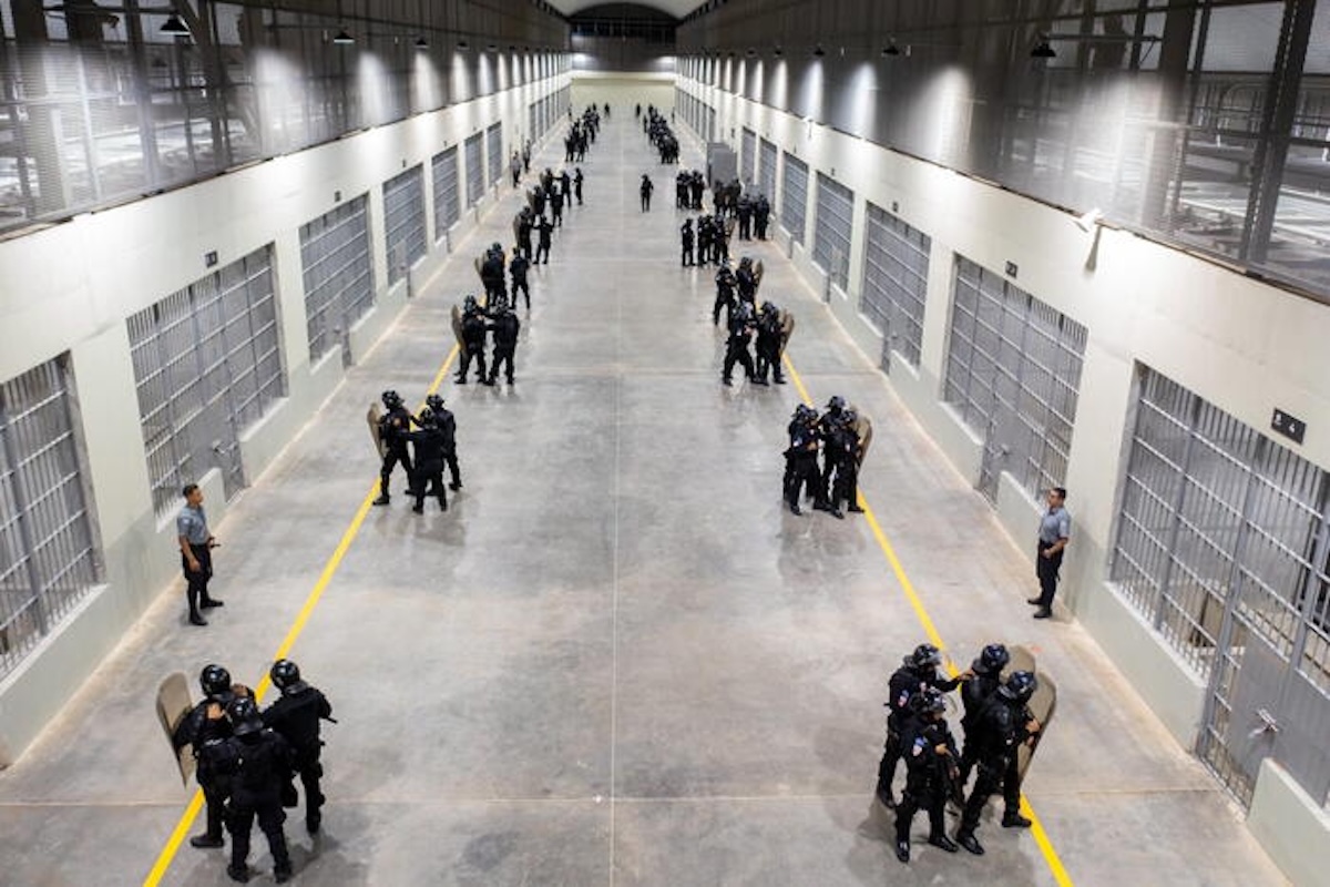 El Salvador, migliaia di detenuti sono stati trasferiti in una nuova mega-prigione