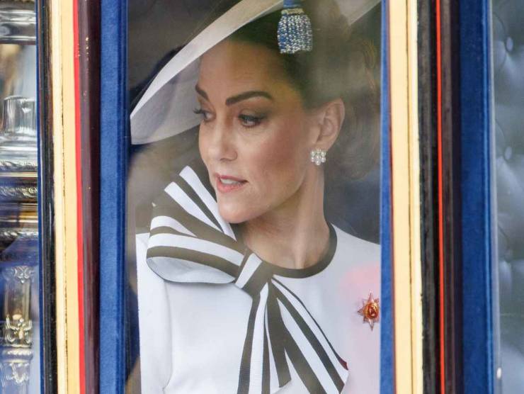 chi ha disegnato gli orecchini di kate middleton