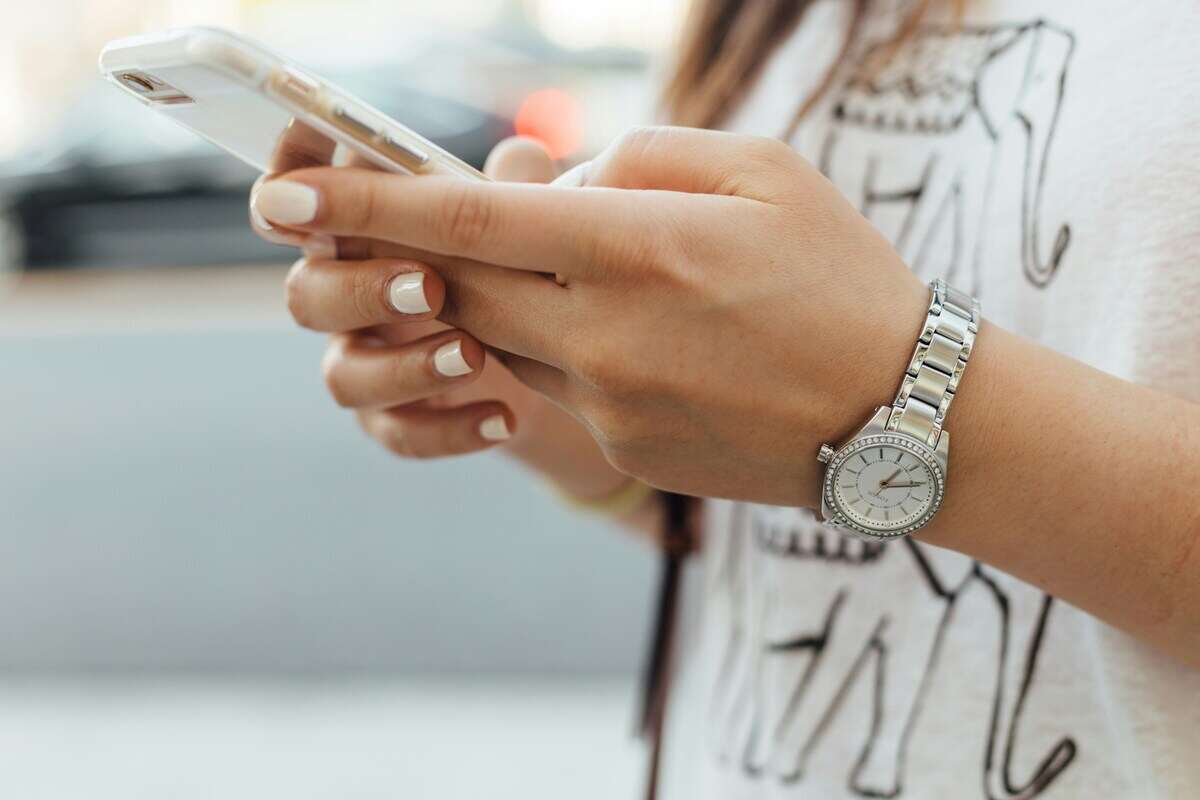 ragazza utilizza il cellulare