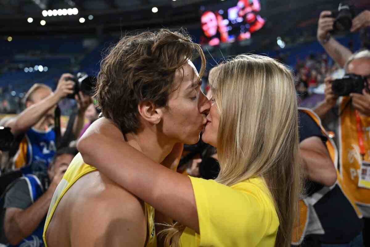 Armand Duplantis bacia la sua ragazza