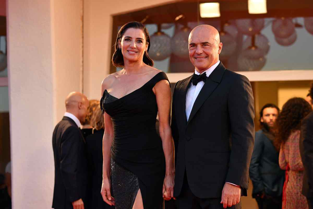 Luisa Ranieri Luca Zingaretti foto romantica in vacanza 