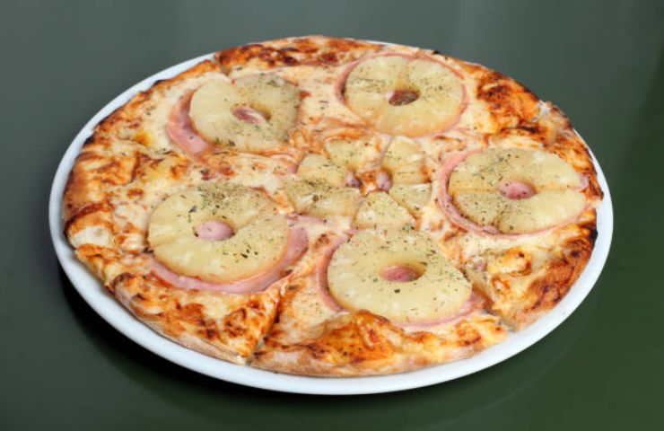 Pizza con ananas