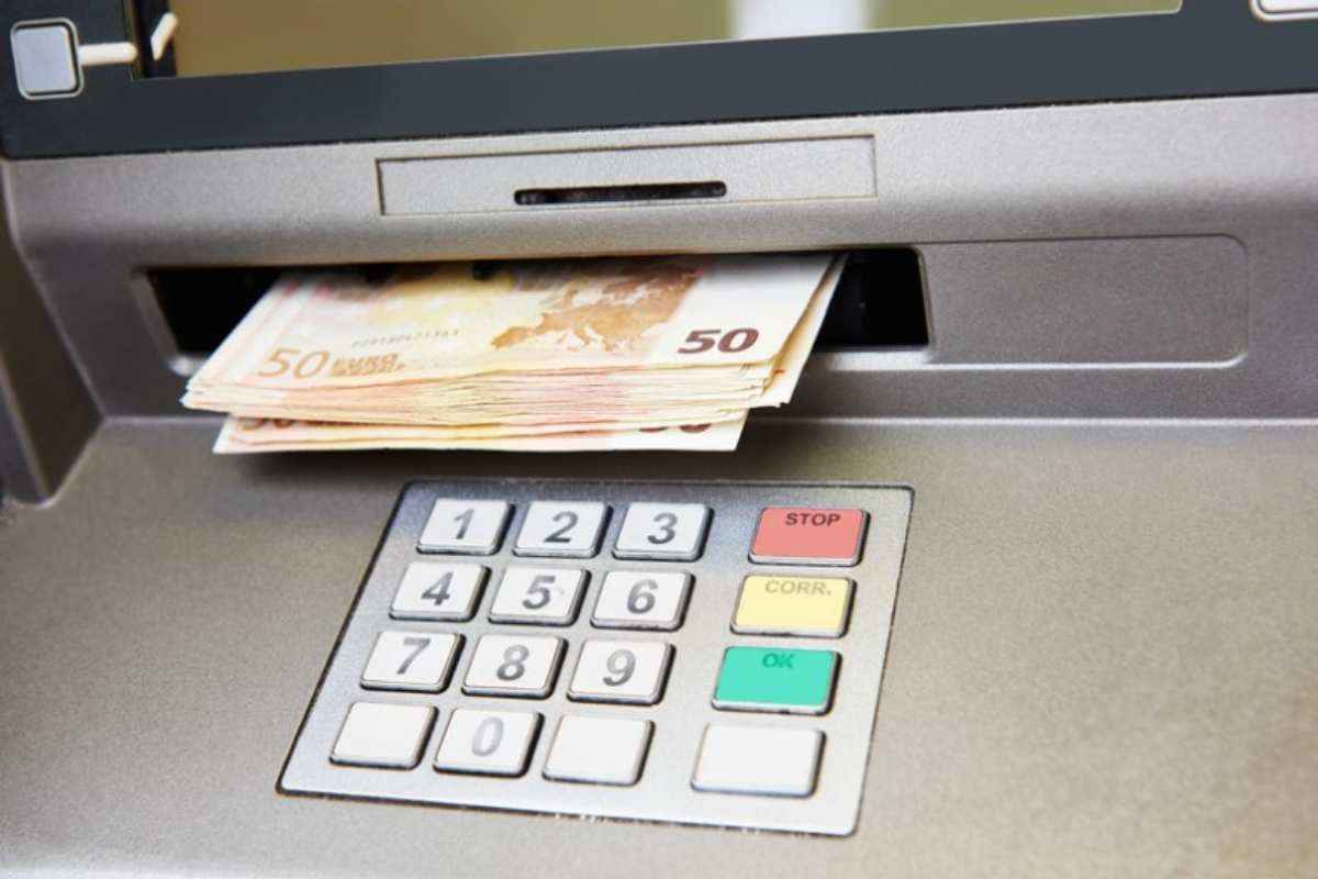 Prelievo soldi bancomat limiti e controlli 