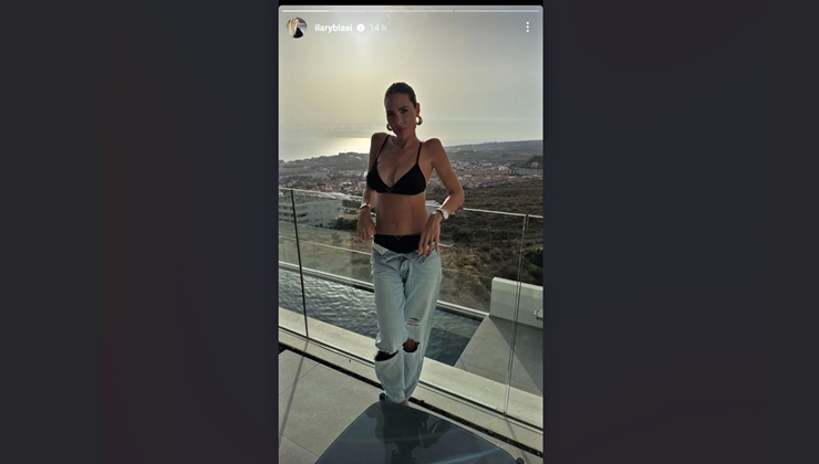 Ilary Blasi foto al mare tramonto con gli unbuttoned jeans