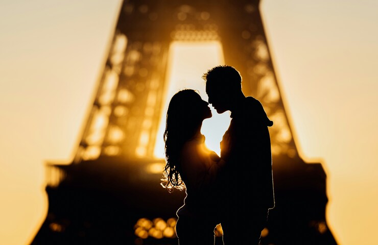 coppia si bacia davanti la Tour Eiffel