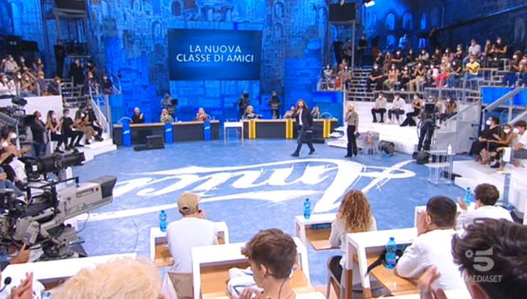 Amici rivoluzione palinsesto mediaset