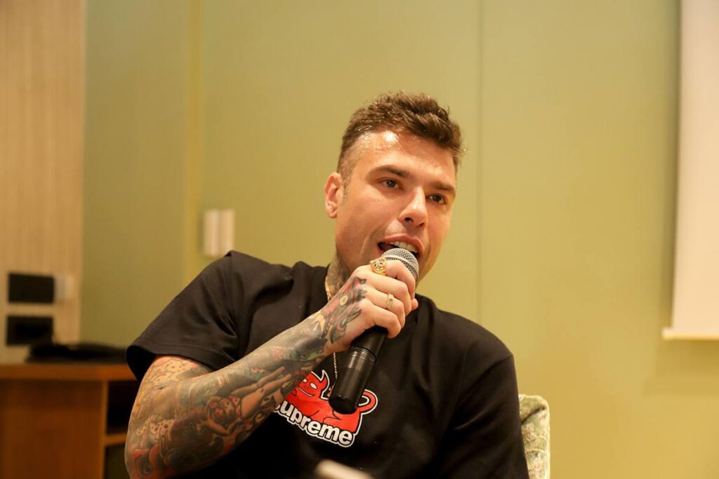 Fedez con in mano un microfono