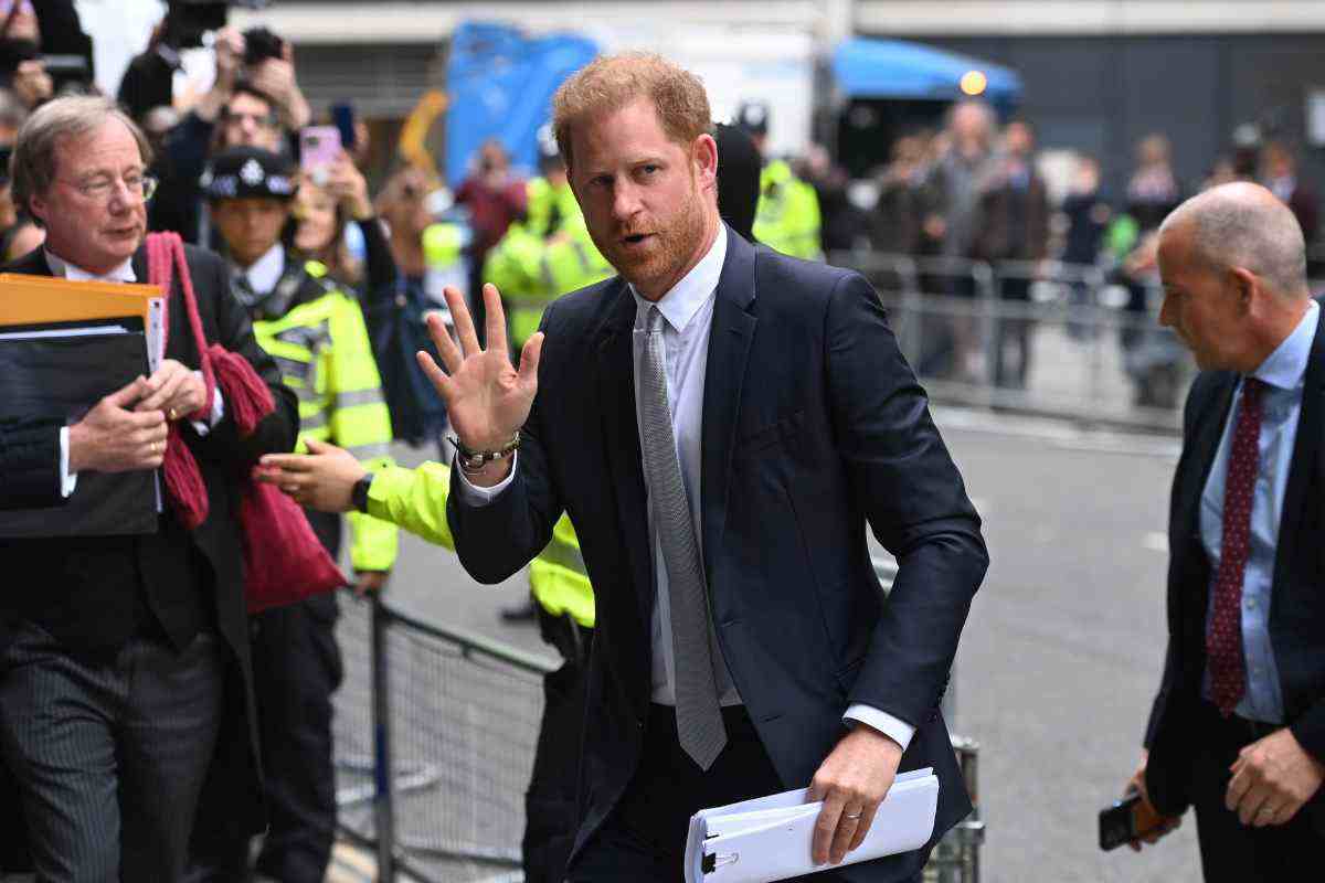 Royal Family il retroscena su Harry che agita Londra