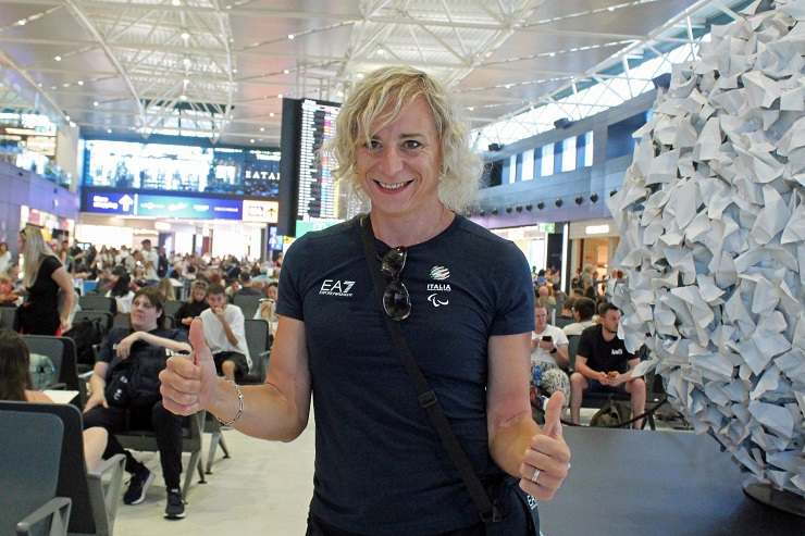 L'atleta transgender Valentina Petrillo all'aeroporto di Fiumicino