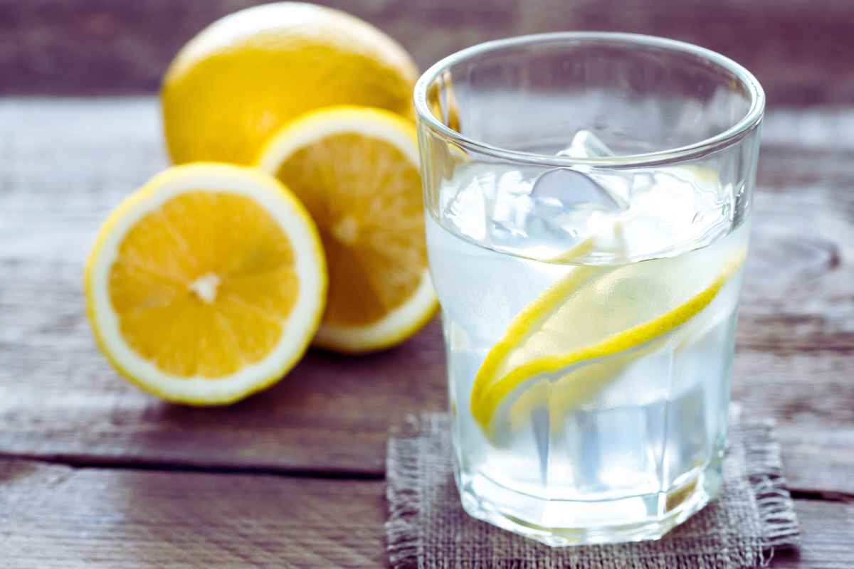 Acqua e limone per uno stile di vita super salutare