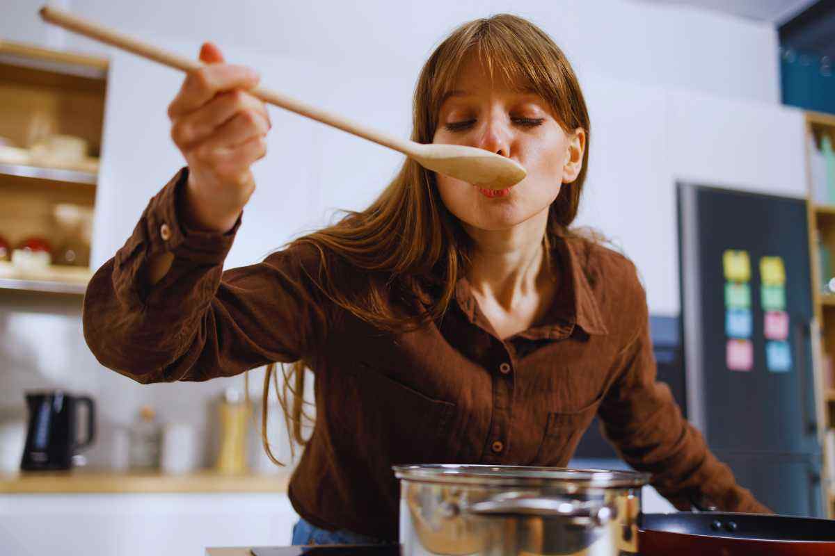 l'errore di assaggiare il cibo che si cucina con il cucchiaio