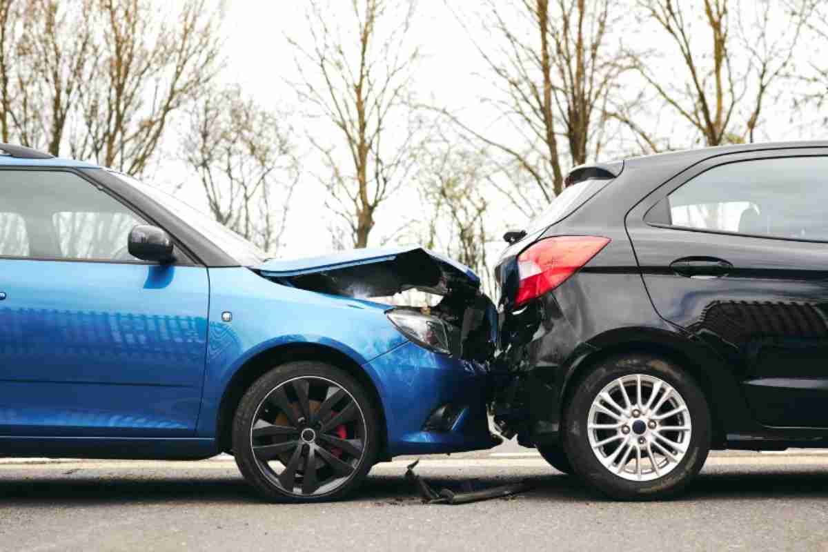 Auto prestata, incidente stradale