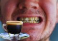 denti gialli a causa del caffè