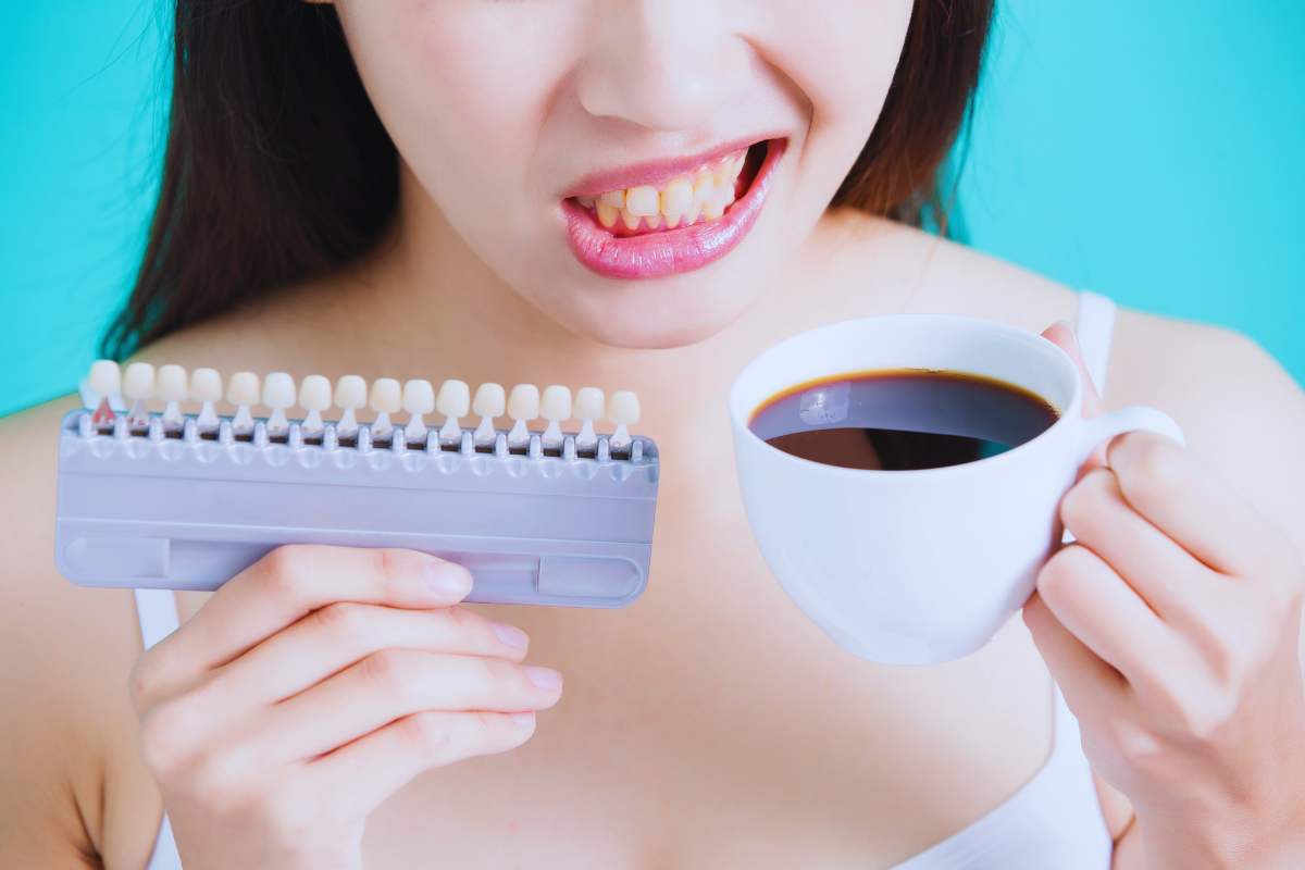 ingiallimento dei denti e caffè