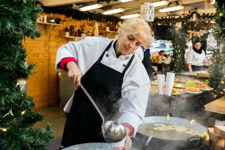 Donna lavora in un mercatino