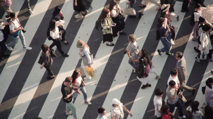 Gruppo di pedoni attraversa la strada (iStock)