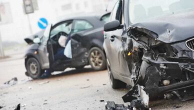 Incidente tra due vetture su strada (Depositphotos)