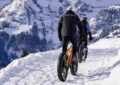 Due persone vanno in bici sulla neve