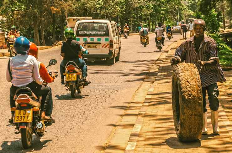 Delle auto e delle moto su una strada africana