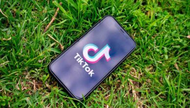 tiktok su smartphone su un prato