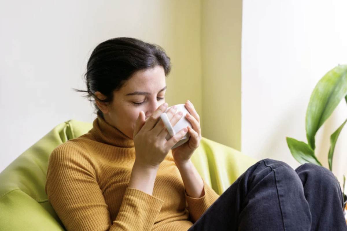 Preparare questa tisana è semplice e veloce. Ti basterà mettere a bollire dell’acqua e aggiungere un cucchiaino di semi di finocchio e un cucchiaino di tè verde