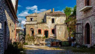 Strade di un paese abbandonato (Depositphotos)